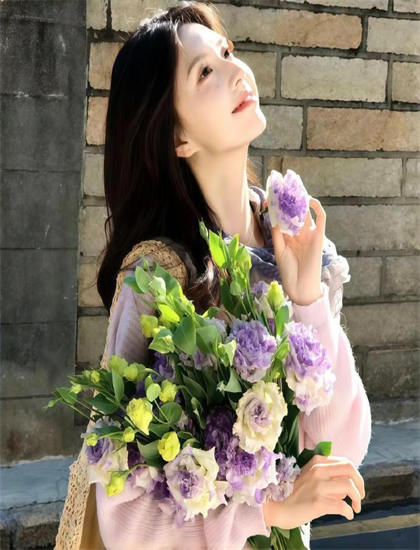 表演艺术解析：《花谢不识君》的群像表演的整体效果与个体特色 感受表演的情感力量